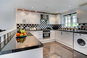 Oven, dishwasher, highchair, cookware/dishes/utensils - 2 Bed in St. Ives (oc-9gwel) (St Ives)