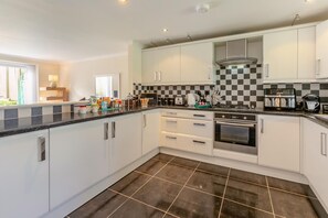 Oven, dishwasher, highchair, cookware/dishes/utensils - 2 Bed in St. Ives (oc-9gwel) (St Ives)