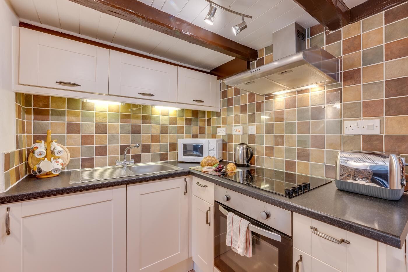 Mikrobølgeovn, ovn og kjøkkenutstyr