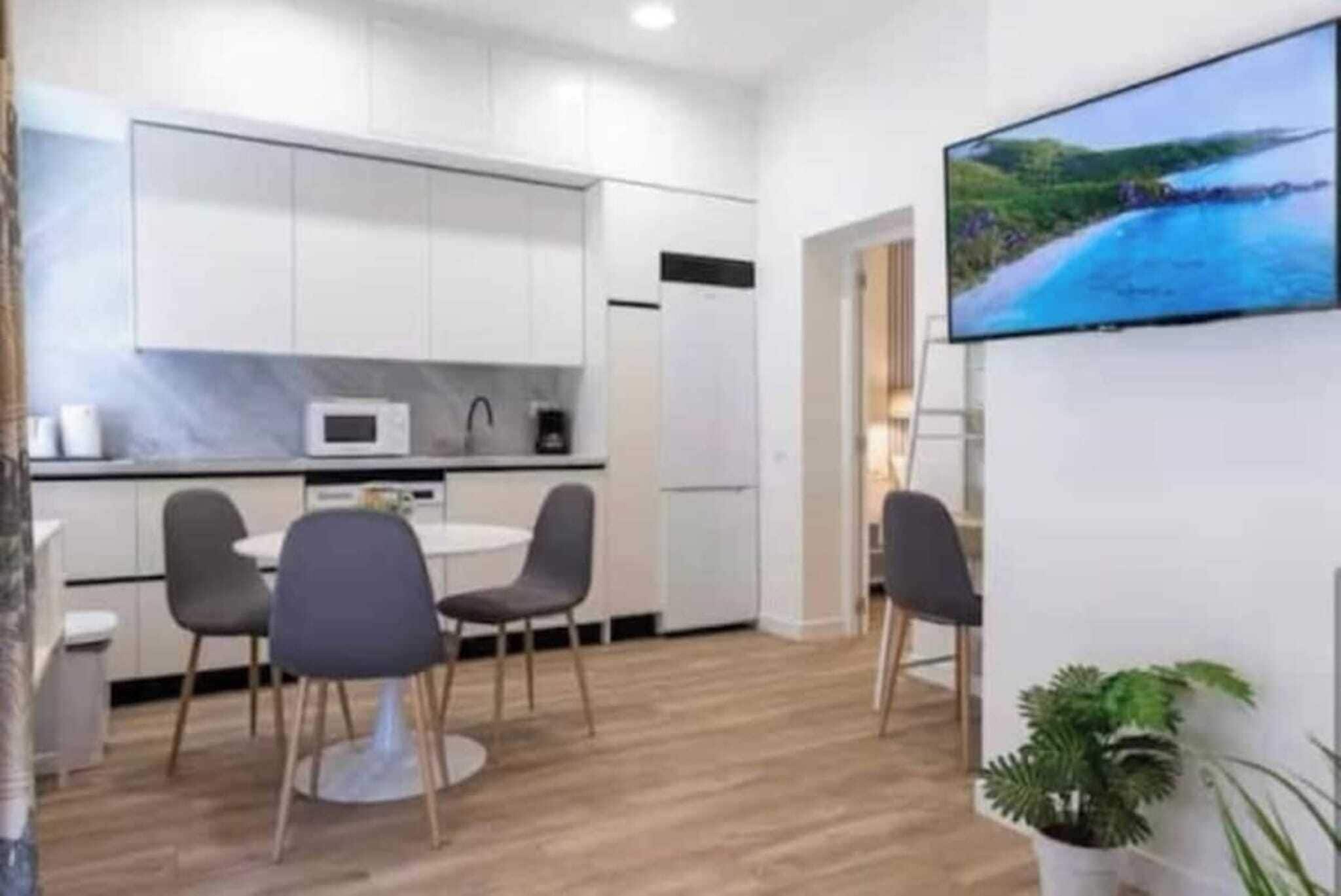 Refrigerador, microondas, parrilla de estufa y cafetera y tetera 