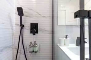 Hair dryer, towels - AR Sales central and modern 2 bedrooms and 2 bathrooms (Madrid)