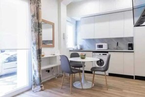 Fridge, microwave, stovetop, coffee/tea maker - AR Sales central and modern 2 bedrooms and 2 bathrooms (Madrid)