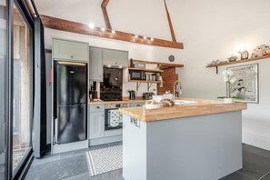 Oven, dishwasher, high chair, cookware/dishes/utensils - 3 Bed in Wood Dalling (oc-caba) (Wood Dalling)