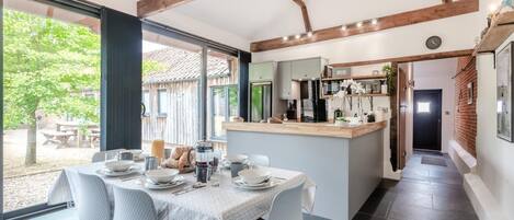 Ofen, Geschirrspüler, Hochstuhl, Kochgeschirr/Geschirr/Besteck