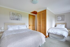 2 bedrooms, iron/ironing board, travel crib, free WiFi - 2 Bed in Cowling (oc-ds238) (Cowling)