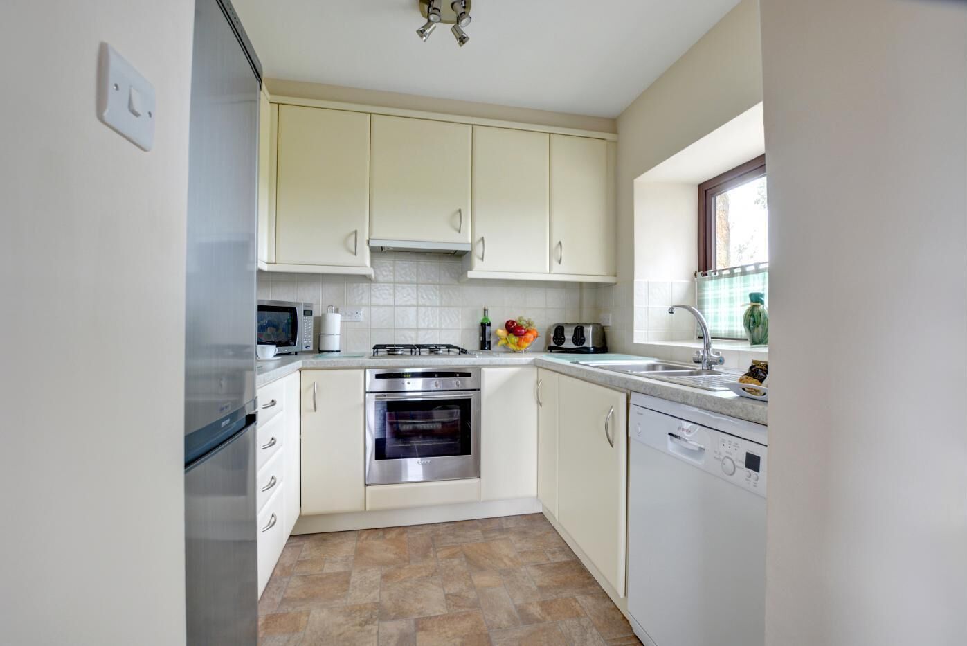 ميكروويف، فرن، غسالة أطباق، كرسي للأطفال