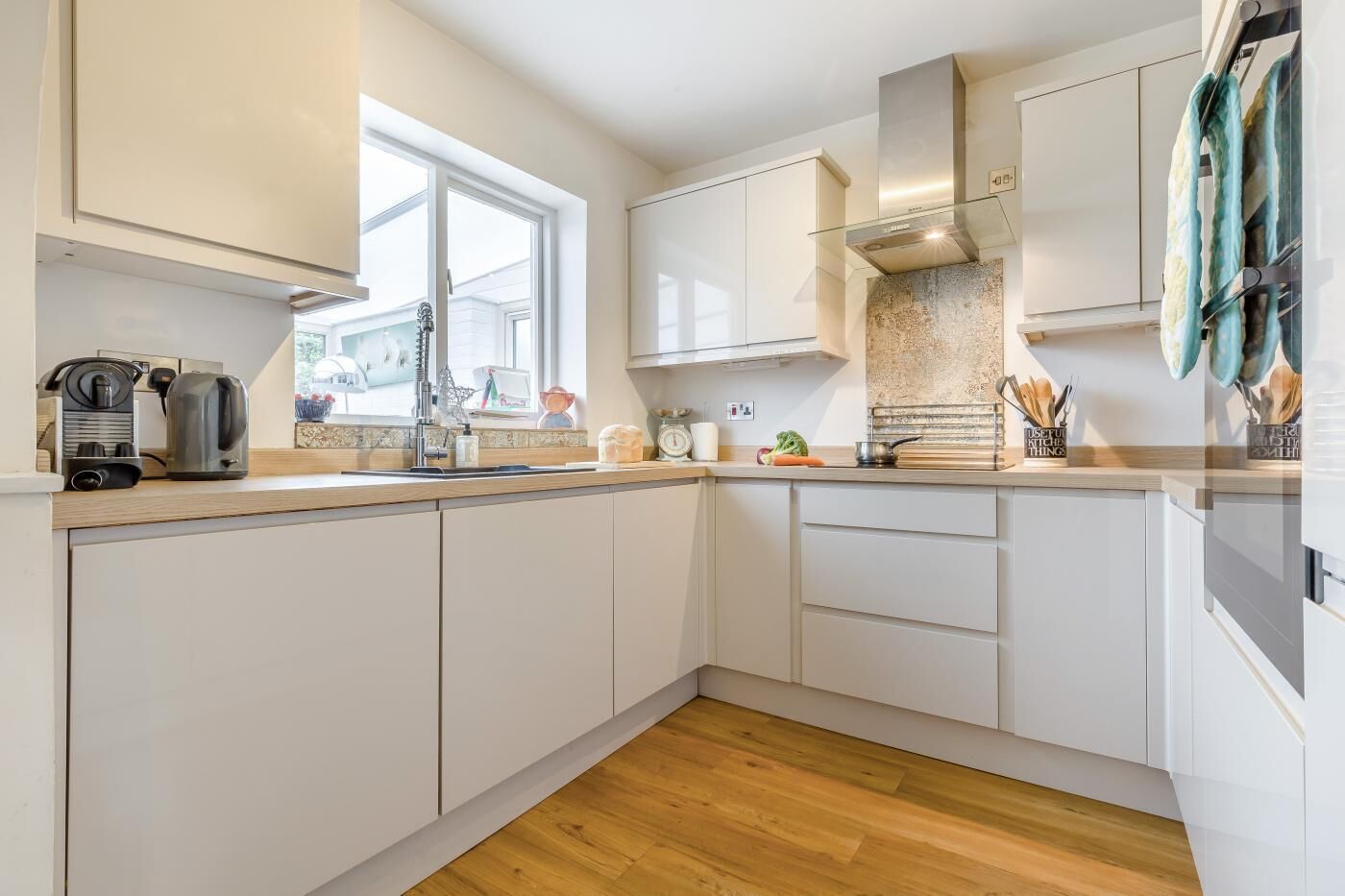 Microondas, horno, lavavajillas y periquera 