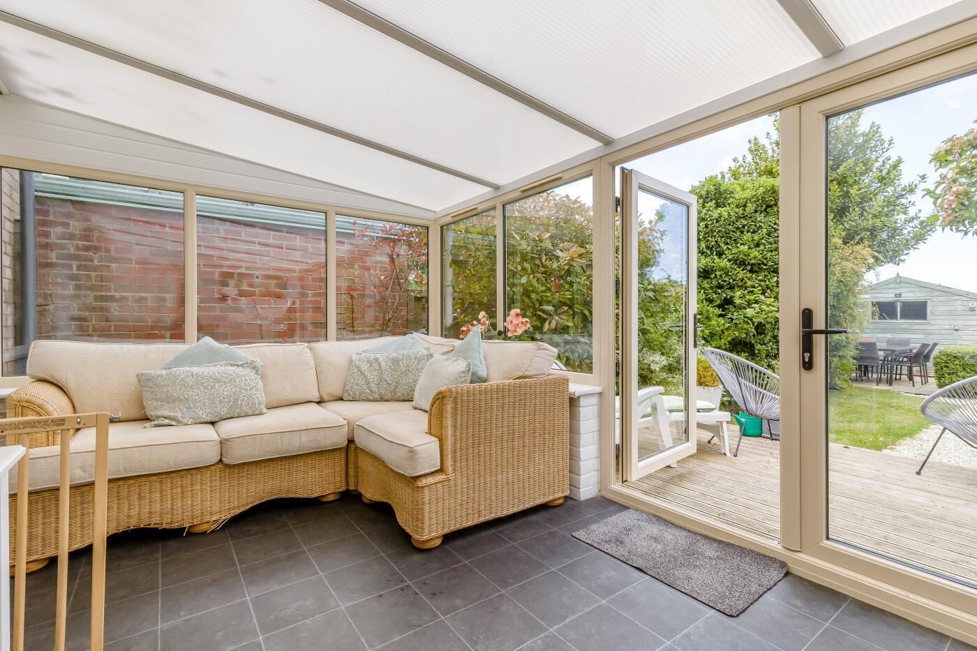 Televisión y chimenea 