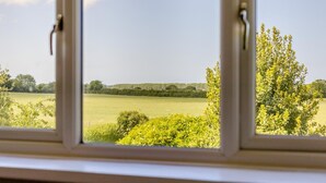 Een uitzicht op een groen veld en bomen.