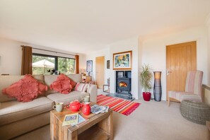 TV, fireplace - 2 Bed in Whitby (oc-ra004) (Raw)