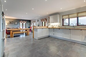Microwave, oven, dishwasher, high chair - 3 Bed in Bala (oc-bow162) (Bala)
