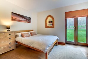 3 bedrooms, iron/ironing board, travel crib, free WiFi - 3 Bed in Bala (oc-bow162) (Bala)