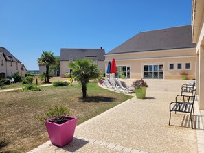 Terrace/patio - Haven of peace in Azay-le-Rideau - heated swimming pool (Azay-le-Rideau)