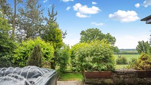 A garden with a hot tub, stone pathway, and a view of the countryside. - 2 Bed in Methven (oc-c32362) (Methven)