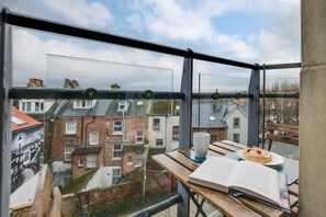 Outdoor dining - 3 Bed in Whitby (oc-w906) (Whitby)