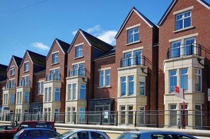 Exterior - 3 Bed in Whitby (oc-w906) (Whitby)