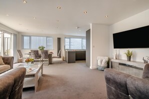 TV - 2 Bed in Newquay (oc-b32399) (Holywell)
