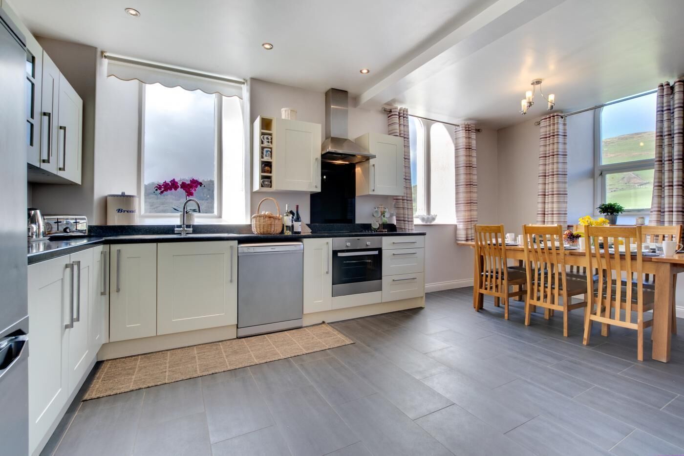 Micro-ondes, four, lave-vaisselle, chaise haute