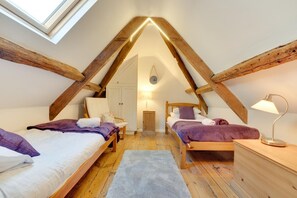 Iron/ironing board, travel cot, free WiFi, bed sheets - 2 Bed in Whitby (oc-w003) (Whitby)