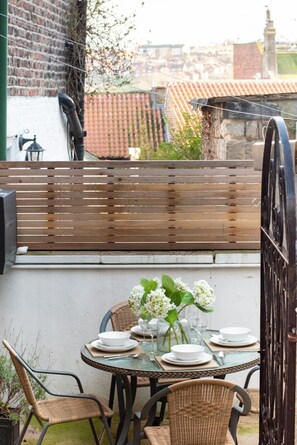 Outdoor dining - 2 Bed in Whitby (oc-w003) (Whitby)