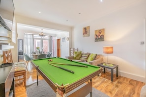 TV - 6 Bed in Scarborough (oc-s871) (Scarborough)