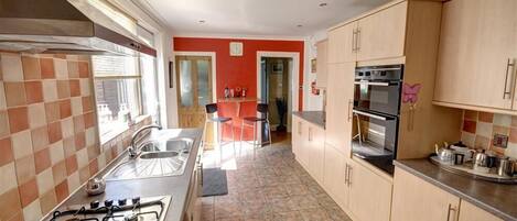 Mikrowelle, Ofen, Geschirrspüler, Hochstuhl