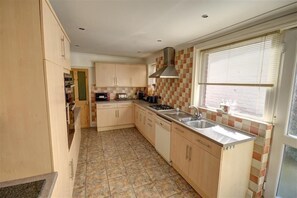 Mikroaaltouuni, uuni, astianpesukone, syöttötuoli