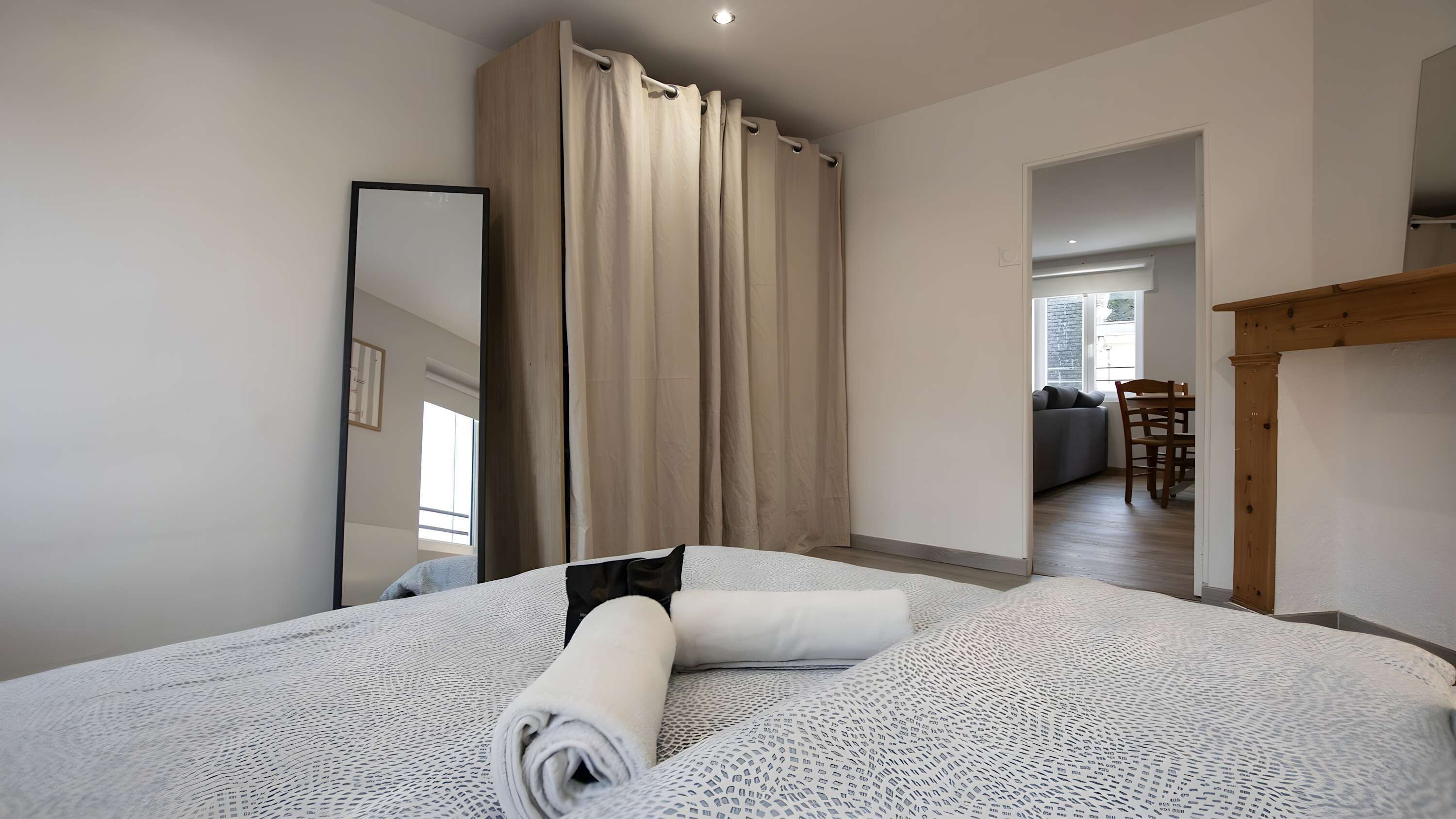 Travel crib, WiFi, bed sheets