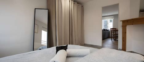 Travel crib, WiFi, bed sheets