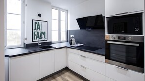Fridge, microwave, oven, dishwasher - Au premier etage chez Maurice, calme et cosy (Arras)
