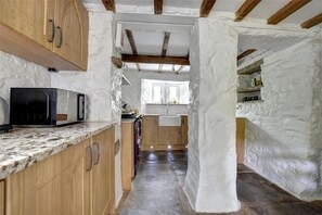 Microondas, horno, lavavajillas, silla alta para bebés