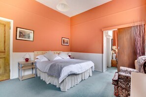 Bügeleisen/Bügelbrett, Reisekinderbett, kostenloses WLAN, Bettwäsche