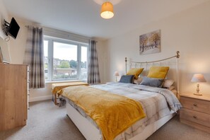 Iron/ironing board, free WiFi, bed sheets - 2 Bed in Whitby (oc-w971) (Whitby)