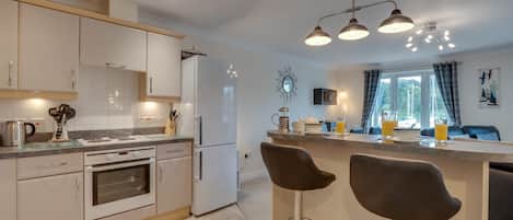 Microwave, oven, dishwasher, cookware/dishes/utensils