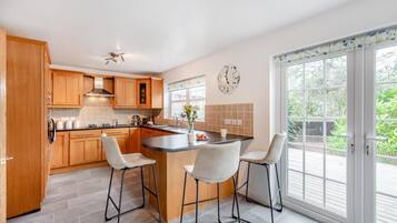 Microwave, oven, dishwasher, cookware/dishes/utensils