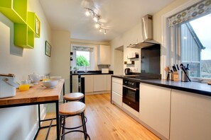 Microwave, oven, dishwasher, cookware/dishes/utensils - 2 Bed in Cromer (oc-2075) (Cromer)
