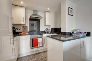 Microwave, oven, high chair, cookware/dishes/utensils - 2 Bed in Whitby (oc-w979) (Whitby)