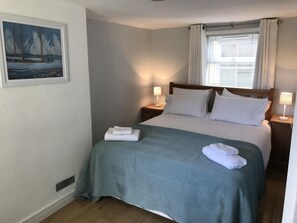 3 bedrooms, iron/ironing board, travel cot, free WiFi - 3 Bed in Whitby (oc-w957) (Whitby)