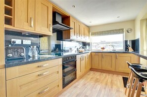 微波炉、烤箱、高脚椅、厨具/餐具