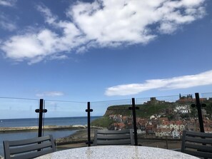 Outdoor dining - 3 Bed in Whitby (oc-w957) (Whitby)