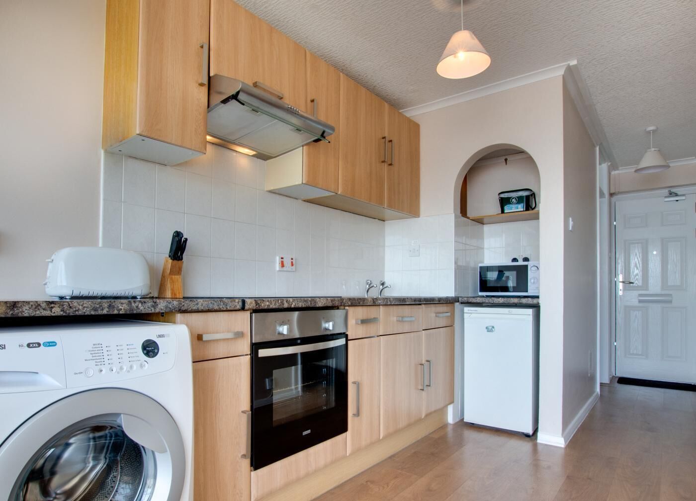 Micro-ondas, fogão, talheres/pratos/utensílios de cozinha