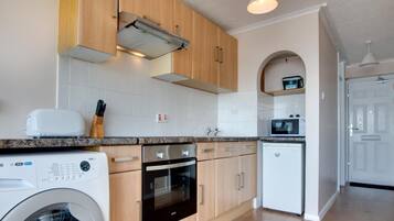 Micro-ondas, fogão, talheres/pratos/utensílios de cozinha