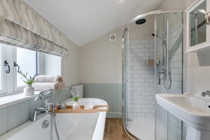 Towels - 3 Bed in Alfrick (oc-s32386) (Alfrick)