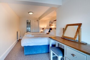 Iron/ironing board, free WiFi, bed sheets - 2 Bed in Whitby (oc-w507) (Whitby)