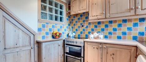 Mikrobølgeovn, ovn, oppvaskmaskin og kjøkkenutstyr