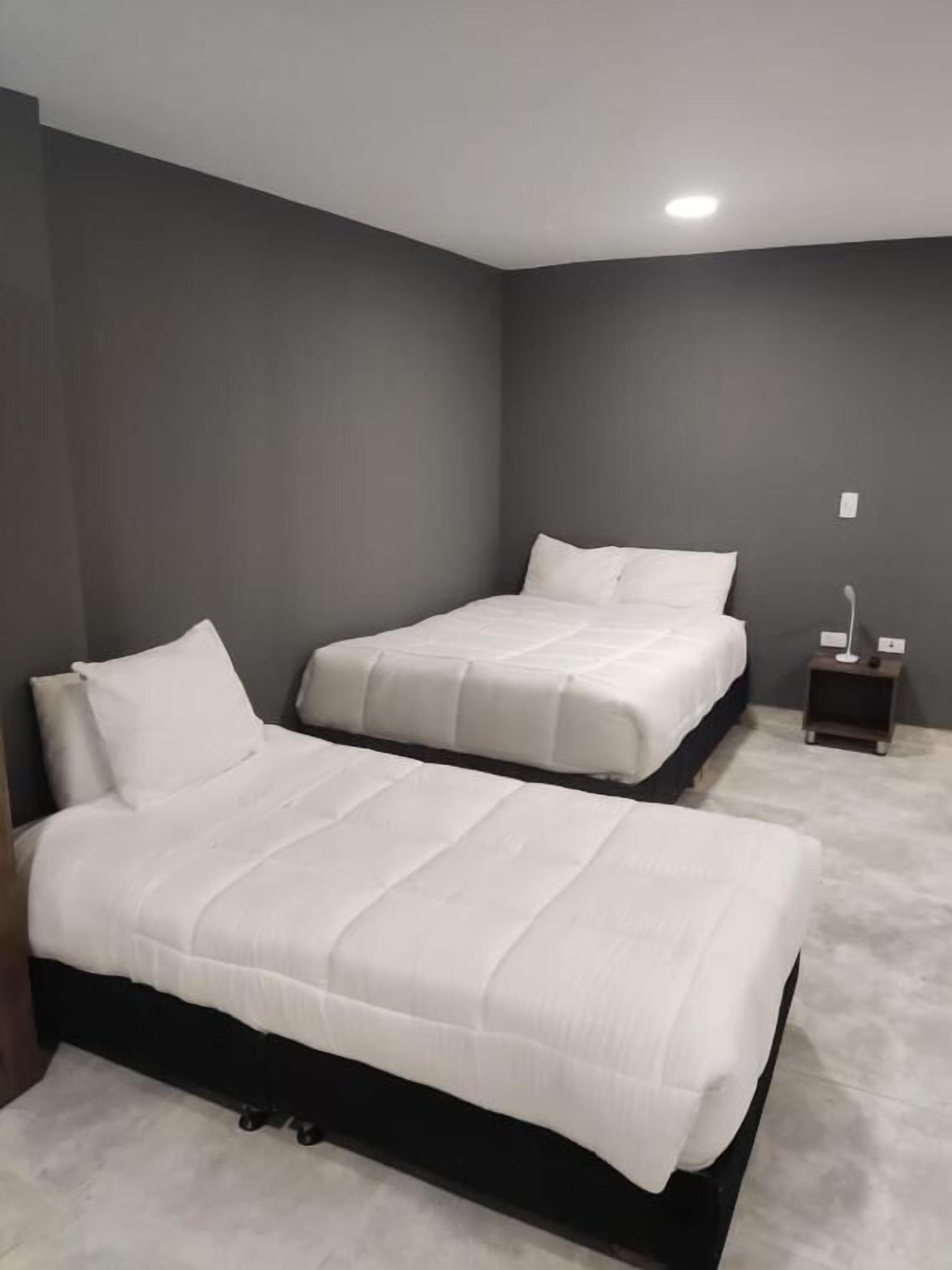 مكتب ومساحة عمل للكمبيوتر المحمول ومكواة/لوح كي وواي فاي مجانًا