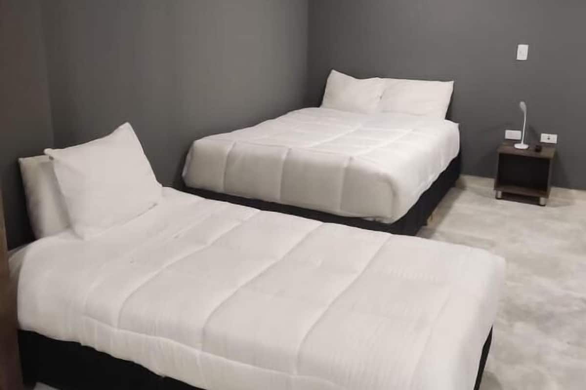 مكتب ومساحة عمل للكمبيوتر المحمول ومكواة/لوح كي وواي فاي مجانًا