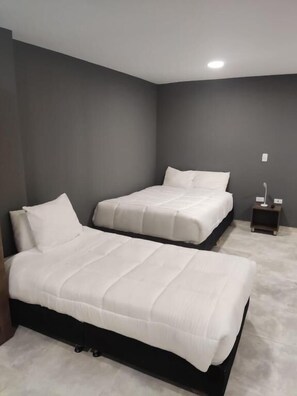 مكتب ومساحة عمل للكمبيوتر المحمول ومكواة/لوح كي وواي فاي مجانًا