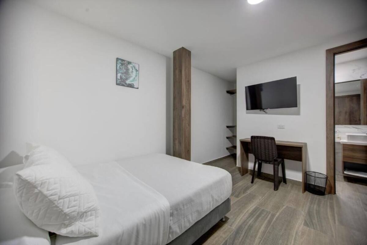 مكتب ومساحة عمل للكمبيوتر المحمول ومكواة/لوح كي وواي فاي مجانًا