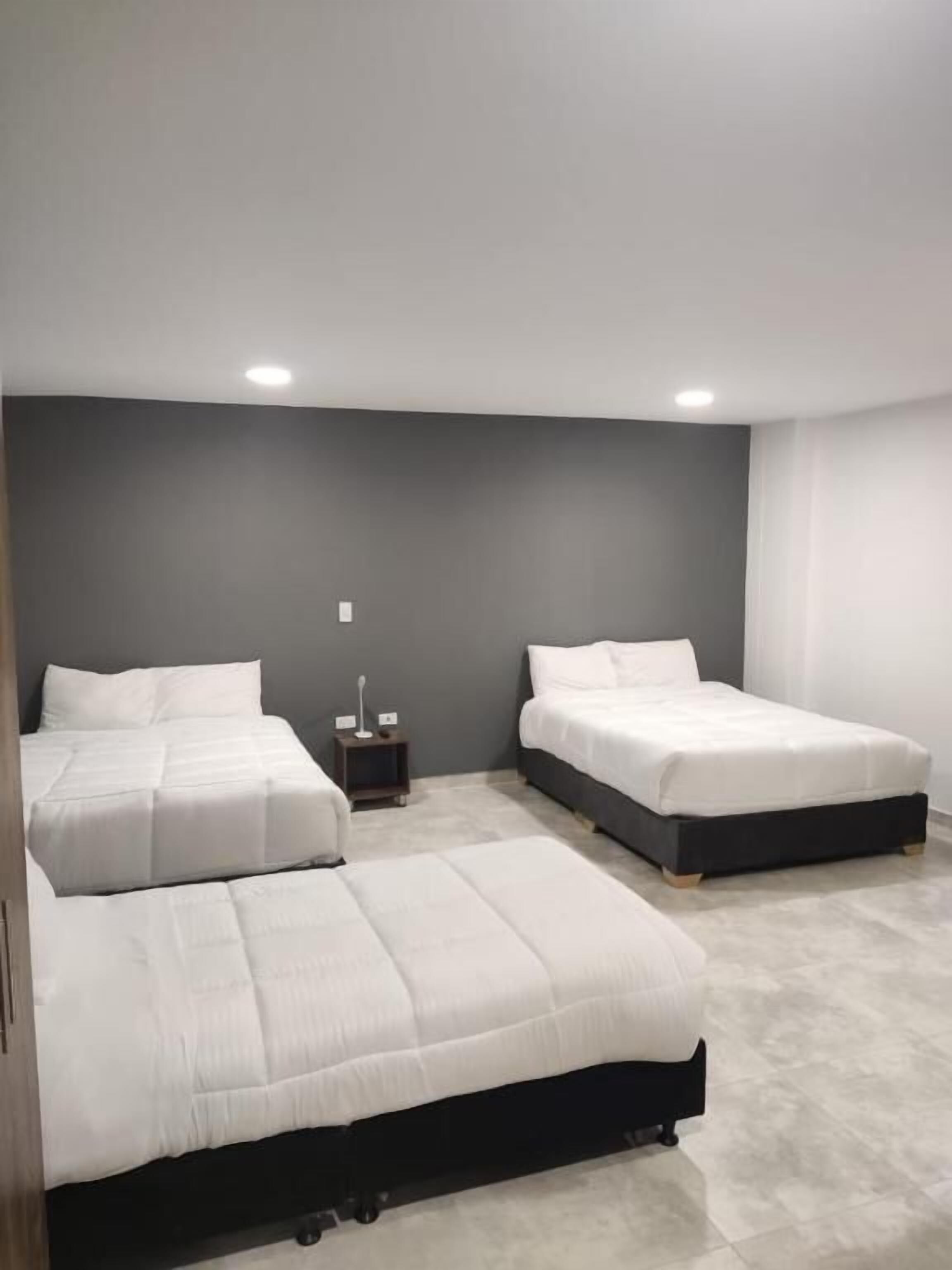 مكتب ومساحة عمل للكمبيوتر المحمول ومكواة/لوح كي وواي فاي مجانًا